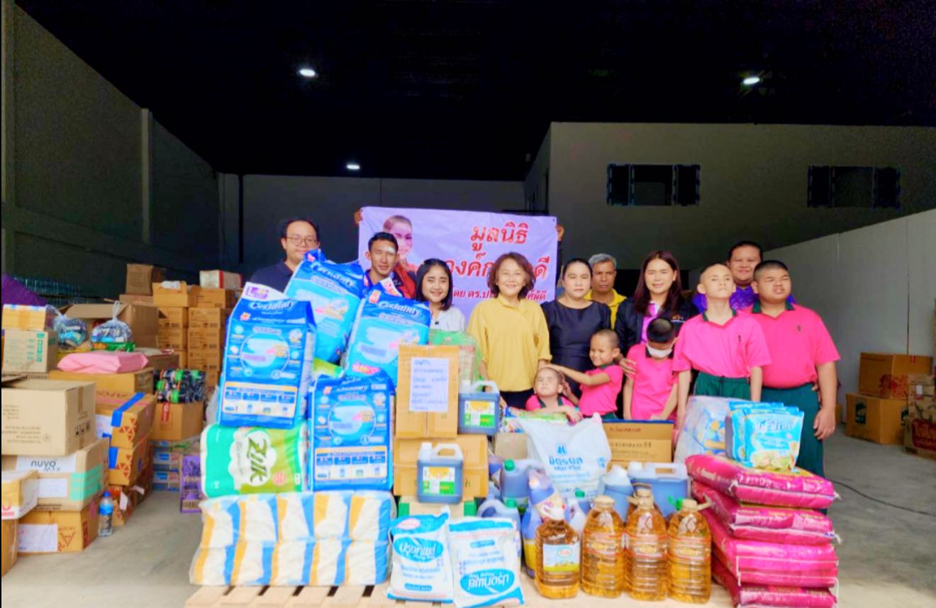 ท่านประธานมูลนิธิ สาขากรุงเทพฯ พลตรีหญิงปิยนุช รัตนวิชัย พร้อมด้วย ผู้บริหาร ครู บุคลากร และนักเรียน ได้มอบสิ่งของ เครื่องอุปโภคบริโภค และของใช้จำเป็นให้กับมูลนิธิองค์กรทำดี